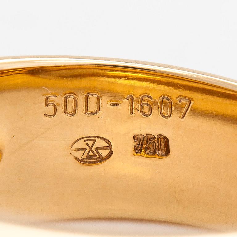 An 18K gold ring.