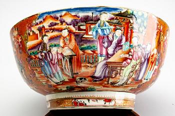 A famille rose punch bowl, Qing dynasty, Qianlong (1736-95).