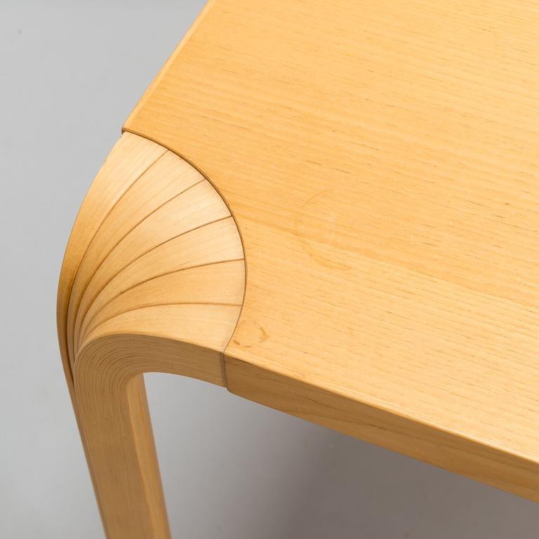Alvar Aalto, soffbord, MX800B, Artek. Modellen formgiven år 1954.
