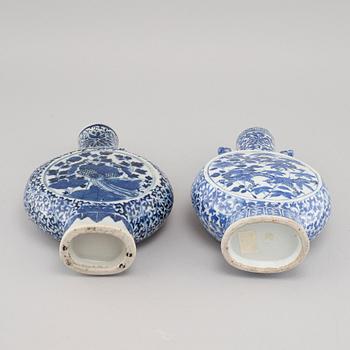 Two porcelain moon flasks from China, 19th century.