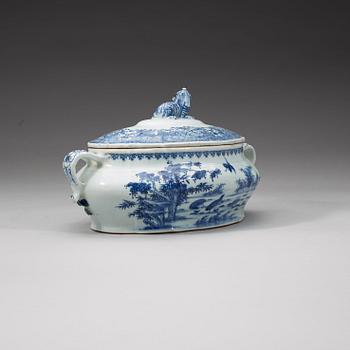 A blue and white tureen with cover, Qing dynasty, Qianlong (1736-95).