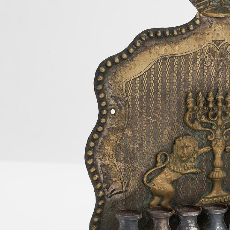 Hanukkah-ljusstake, Henneberg, Warszawa, ca 1870 - 1874.