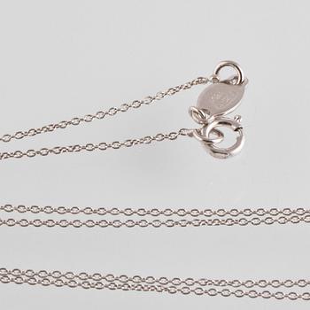 HÄNGE, 18K vitguld med fasettslipad rubin ca 0.87 ct samt briljantslipade diamanter ca 0.23 ct. Vikt 2,6 gram.