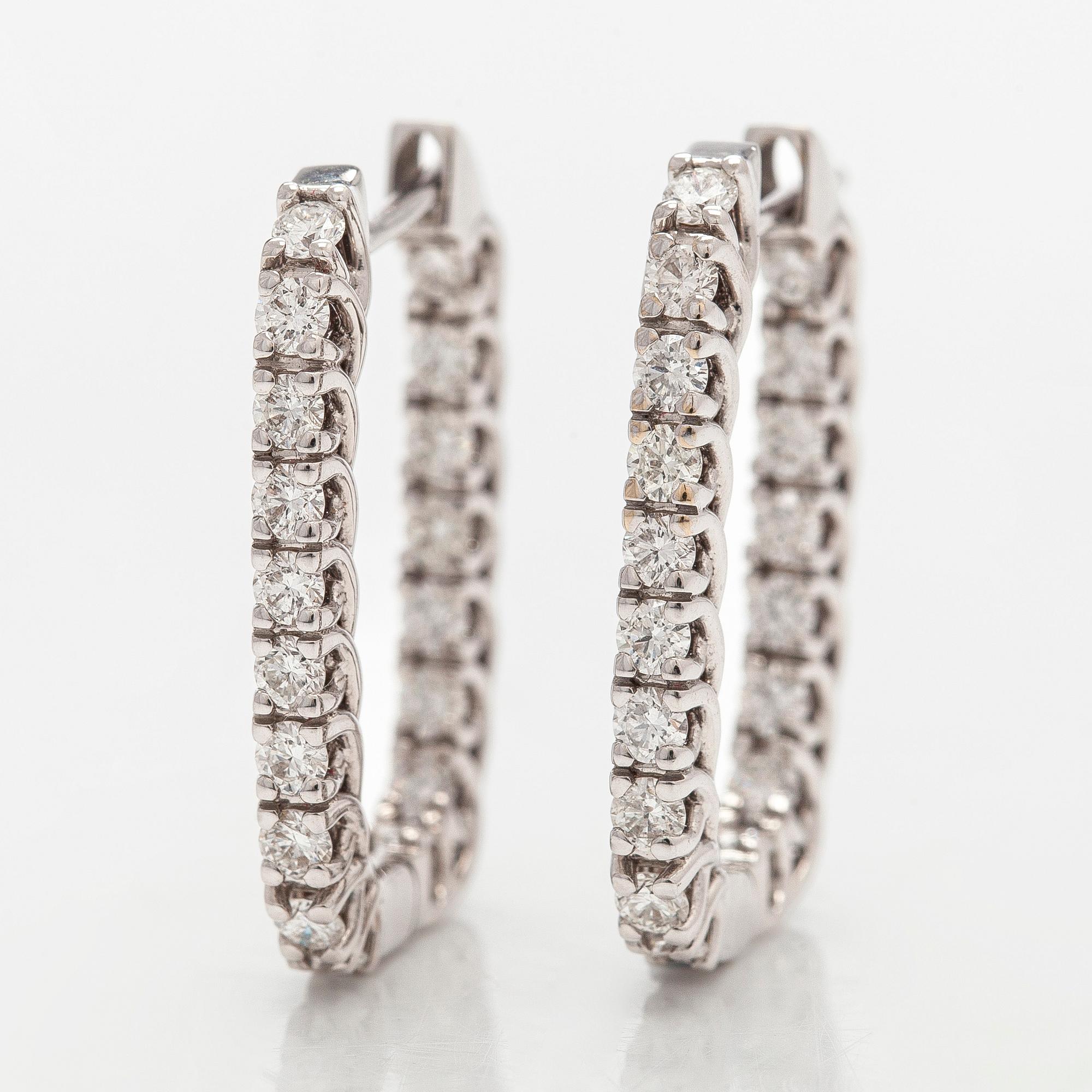 Örhängen, 18K vitguld med briljantslipade diamanter.