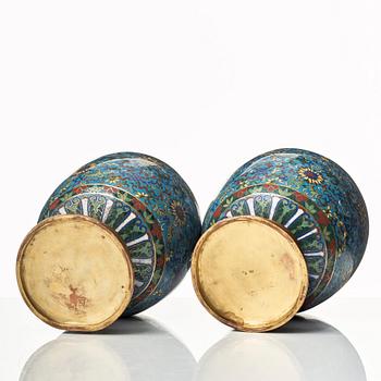 Urnor, ett par, cloisonné. Sen Qingdynasti.