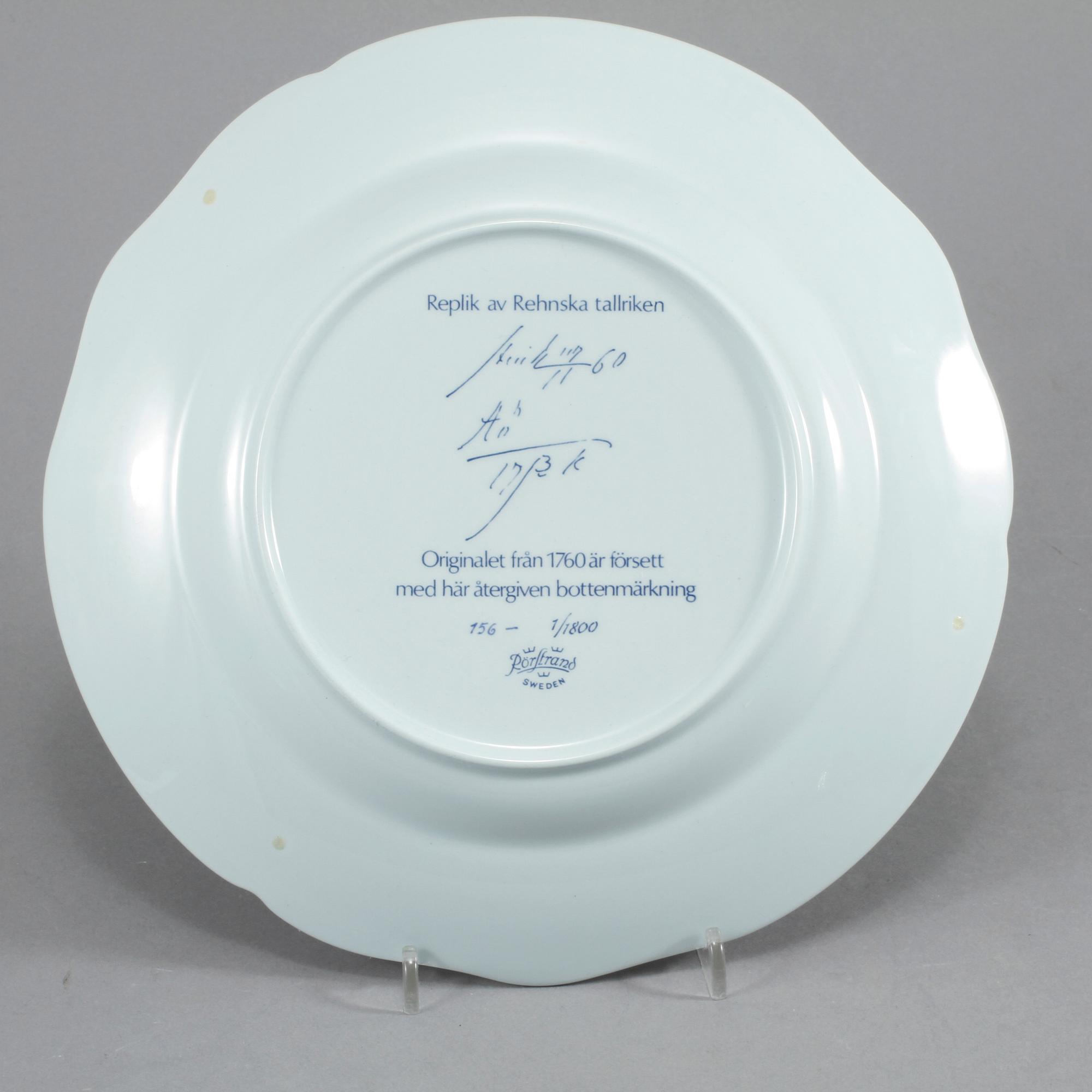 SERVISDELAR, 8 st, porslin, "Replik av Rehnska tallriken", Rörstrand, 1976.