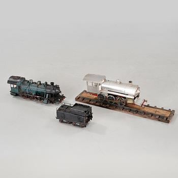 A steam engine with tender and a steam engine, probably England, first half of / mid 20th century.