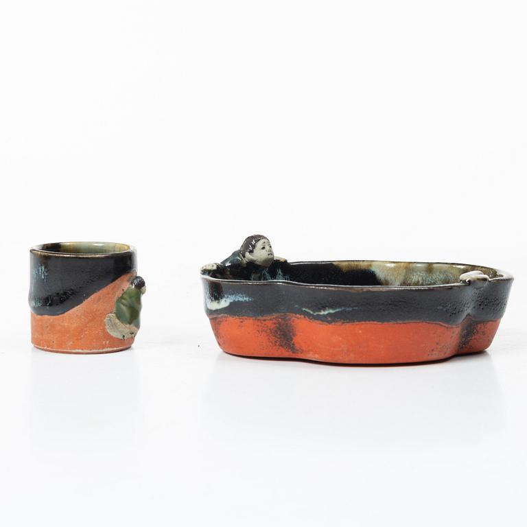 Burk med lock, kopp och två skålfat, stengods, 'sumida ware'. Japan, 1900-tal.