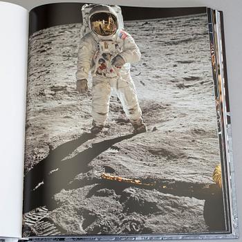 BOK samt AUTOGRAF, "Moonfire", Norman Mailer, Buzz Aldrin, numrerad AP 181/200.