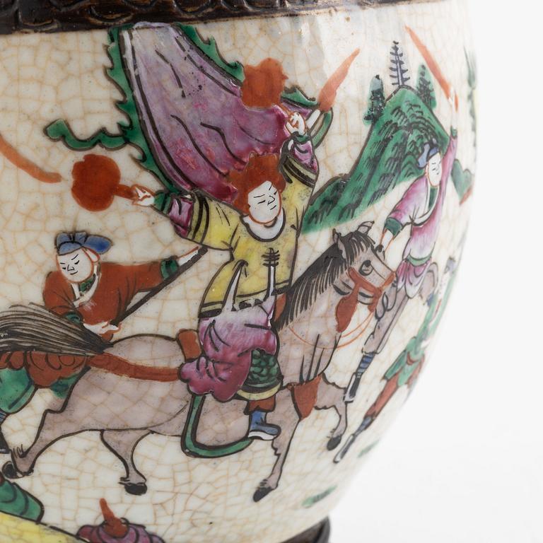 A porcelain pot, China, first half of the 20th century.