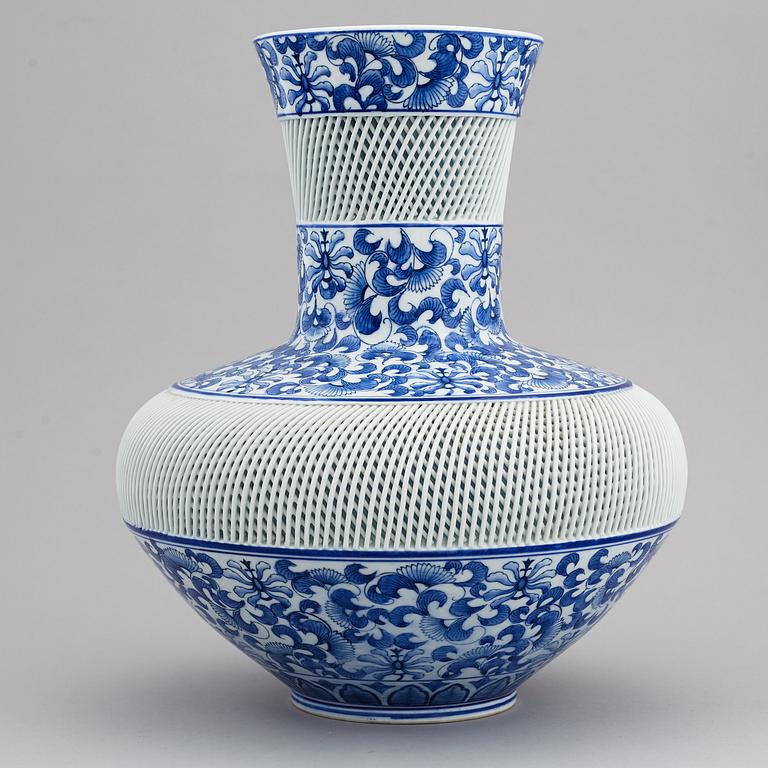 A large Japanese blue and white vase, 20th century.