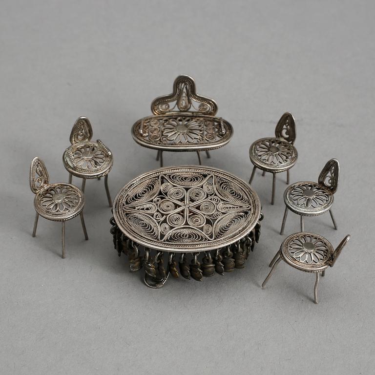 DOCKSSKÅPSMÖBLEMANG, 7 delar, silver, 1800/1900-tal, tot vikt ca 20 gram.