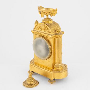 A Louis XVI-style mantel clock, Glasgow, around the year 1900.