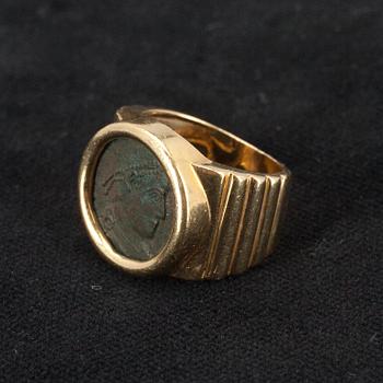 RING, guld 18K, med infattat mynt. Vikt ca 14,9 g.