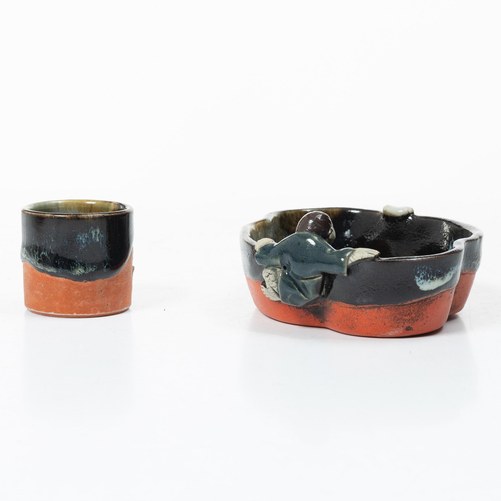 Burk med lock, kopp och två skålfat, stengods, 'sumida ware'. Japan, 1900-tal.
