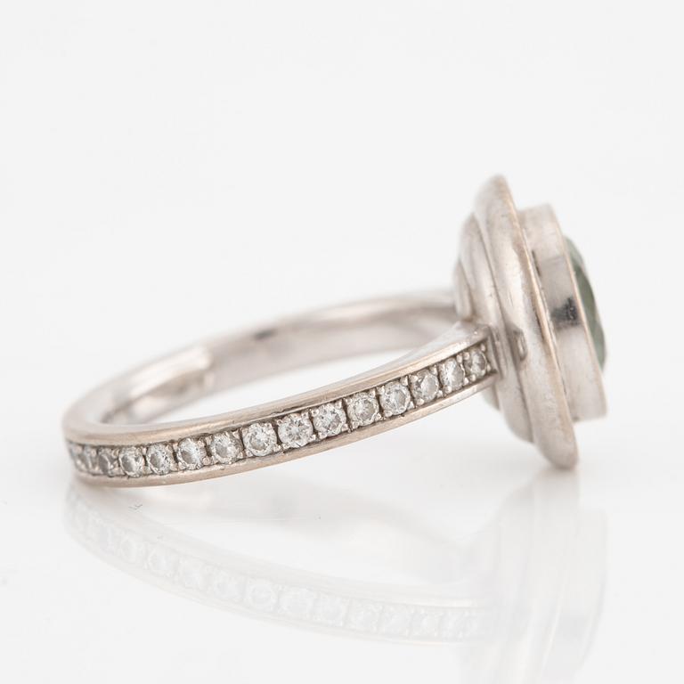 Ring, 18K white gold set with a round faceted green beryl and brilliant-cut diamonds.