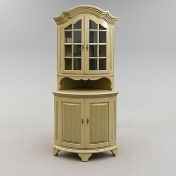 HÖRNSKÅP, Åmells, gustaviansk stil, 1900-talets andra hälft.