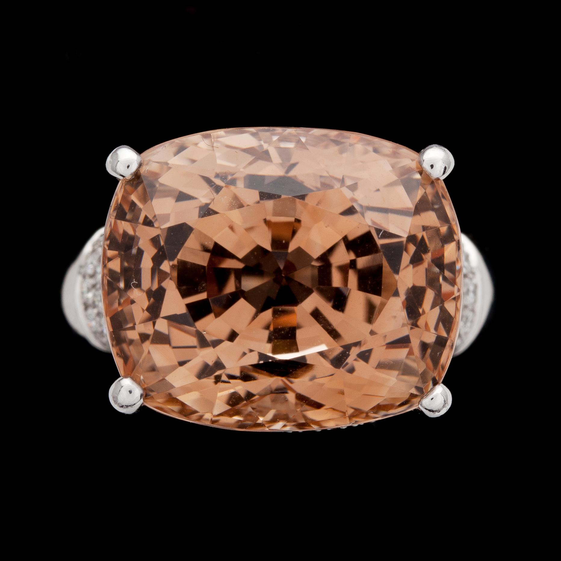 RING, pinkish-brown topas, 28.52 cts, and brilliant cut diamonds, 0.88 cts.
