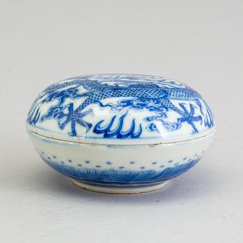 A Chinese blue and white porcelain seal paste box, circa 1900.