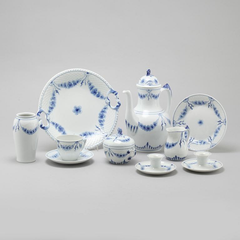 29 pieces of porcelain tableware from Bing & Gröndahl, model "Empire", second half of the 20th century.