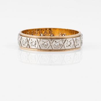 RING, 18K guld och vitguld med åttkantslipade diamanter 0.16 ct, Gustav Dahlgren & Co, Malmö, 1972. Vikt 2,9 gram.