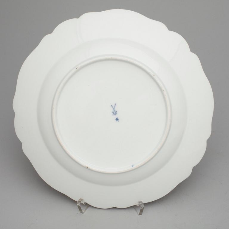 TALLRIKAR, 3 st porslin, Meissen, Marcolin respektive punkt period (1763-1814).
