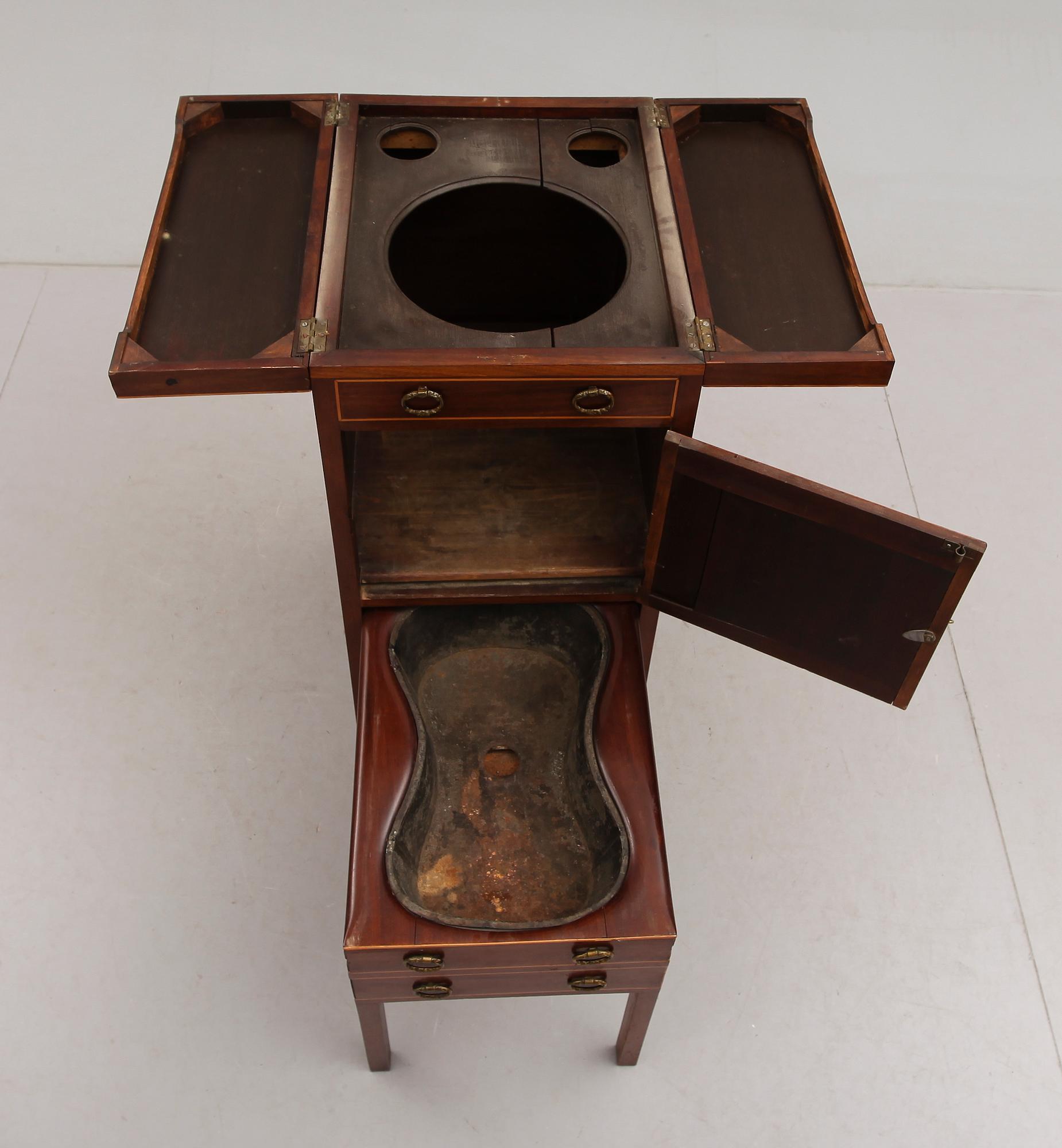KOMMOD, troligen England, 1800-tal.