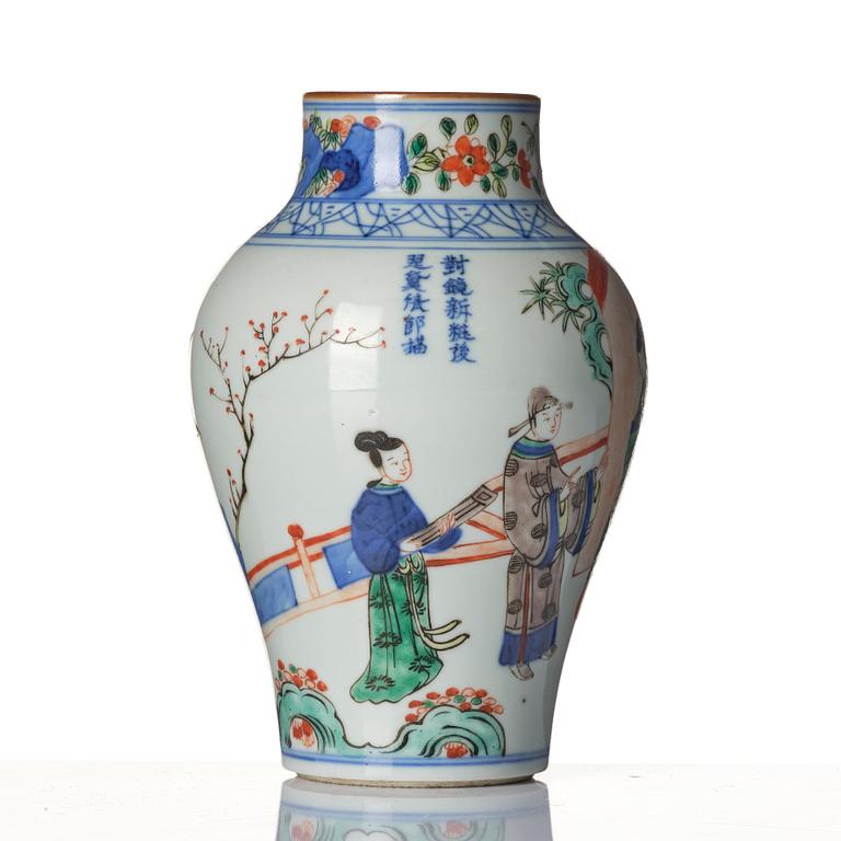 A wucai Transitional style vase, Qing dynasty, 19th century.