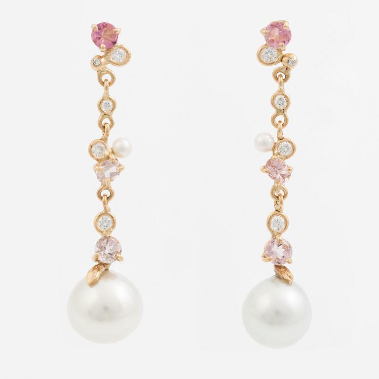 Örhängen, Mandelstam, 18K guld med odlade Söderhavspärlor, briljantslipade diamanter och rosa turmaliner.