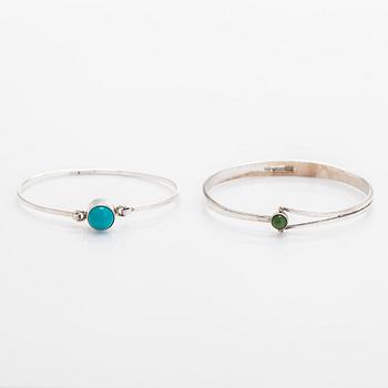 Rannekoruja, 2 kpl, sekä rintaneula, hopeaa ja värikiviä. Suomi 1958-1965.