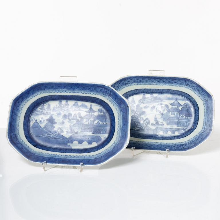 A pair of Chinese blue and white porcelain dishes and two jars, Qing dynasty, 19th century.