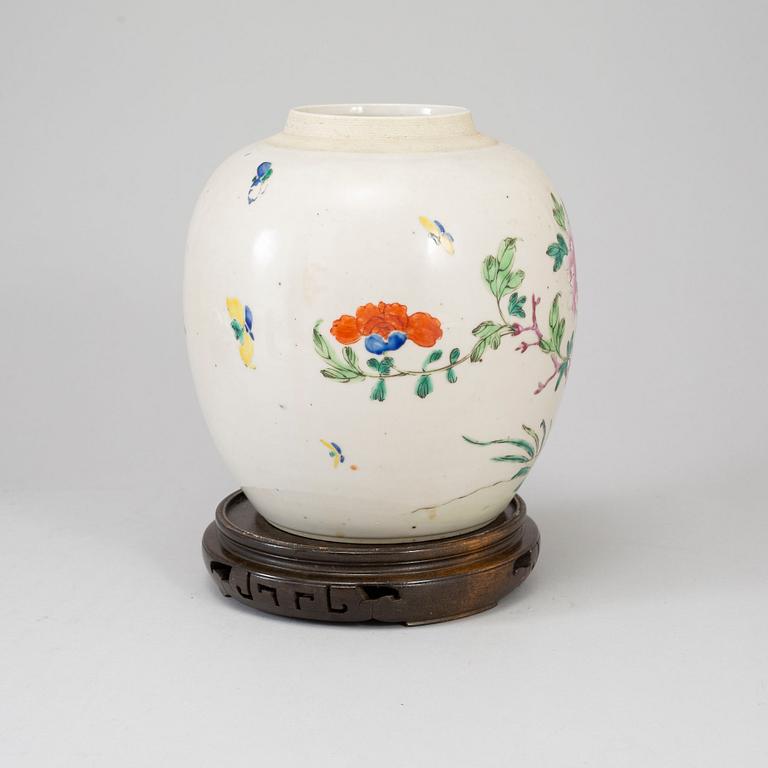 A famille rose jar, Qing dynasty.