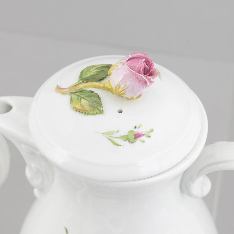 Te- och kaffeservis, 28 delar, samt tvättfat med kanna, porslin, Meissen, omkring år 1900.