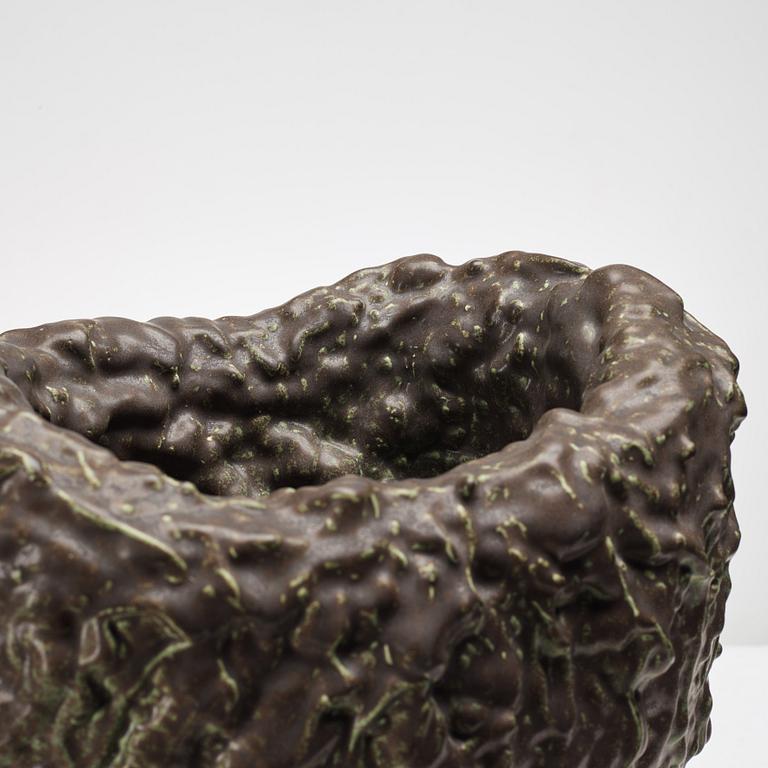 Mårten Medbo, vas, signerad och daterad 2001.