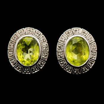 ÖRHÄNGEN, fasettslipade peridoter, åttkantslipade diamanter, 18K vitguld. A. Tillander, 1986.