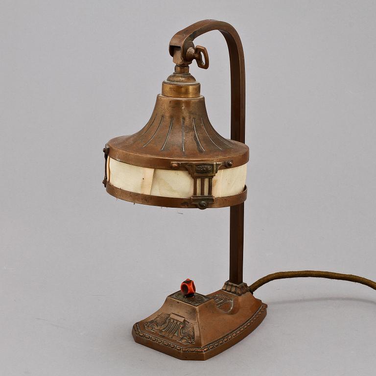 BORDLAMPA/VÄGGLAMPA, s k kippstake, jugend, 1900-talets första kvartal.