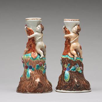 SOCKLAR till CITRONSKÅLAR, två stycken, porslin. Qingdynastin, 1800-tal.