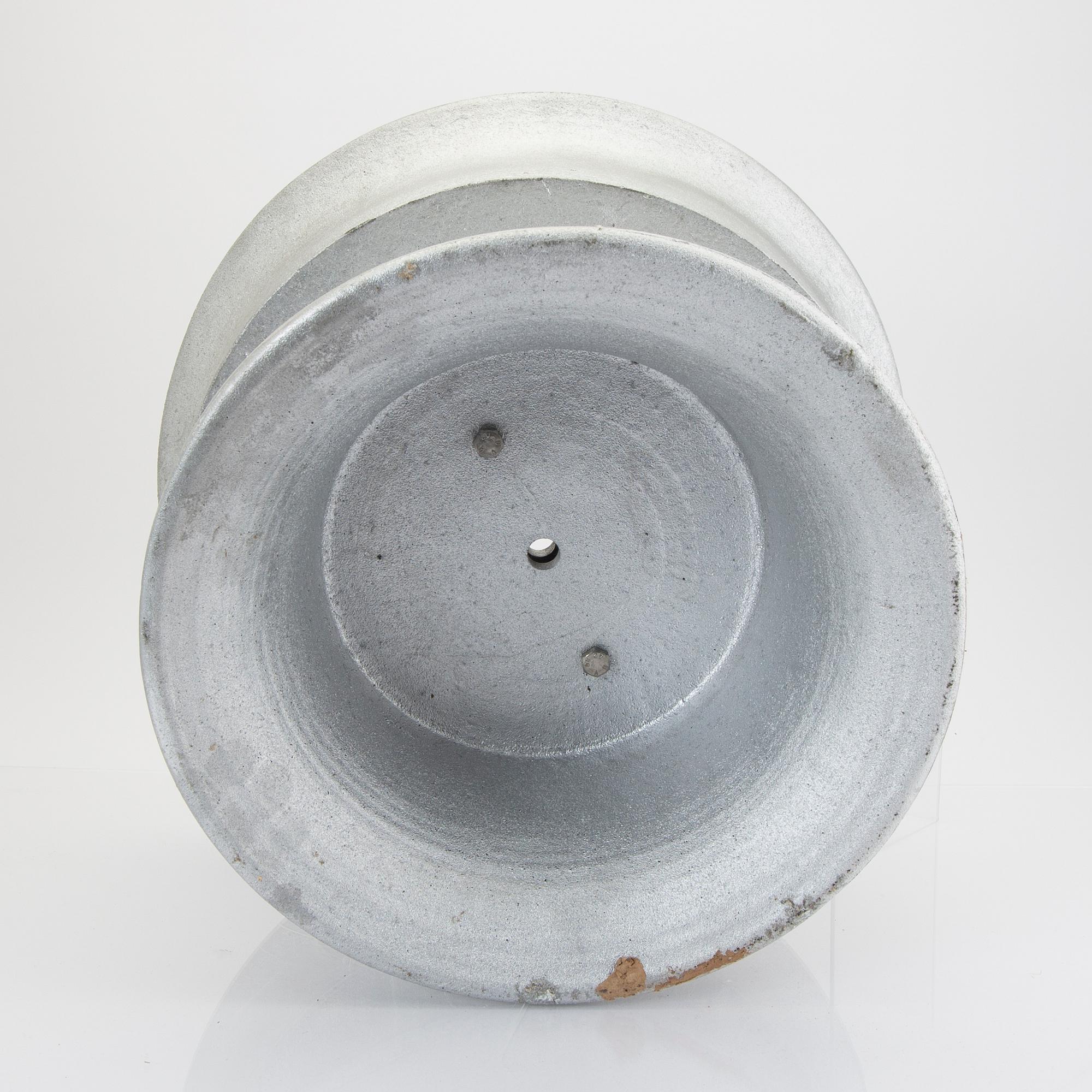 Signe Persson-Melin, ytterfoder Byarums bruk gjuten aluminium.