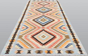 A kilim carpet, ca 386 x 151 cm.