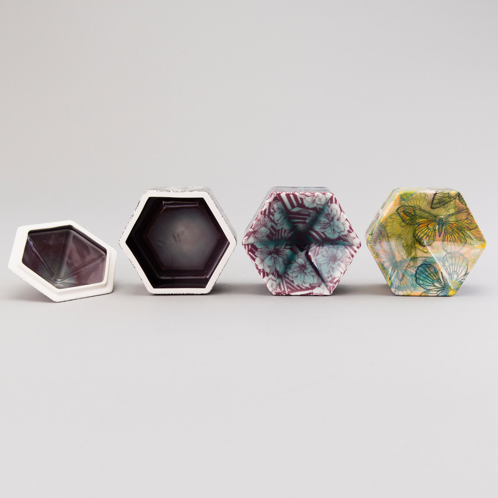 HEINI RIITAHUHTA, rasia ja alustoja, 2 kpl, posliinia, "Hexagon", signeerattu Heini Riitahuhta.