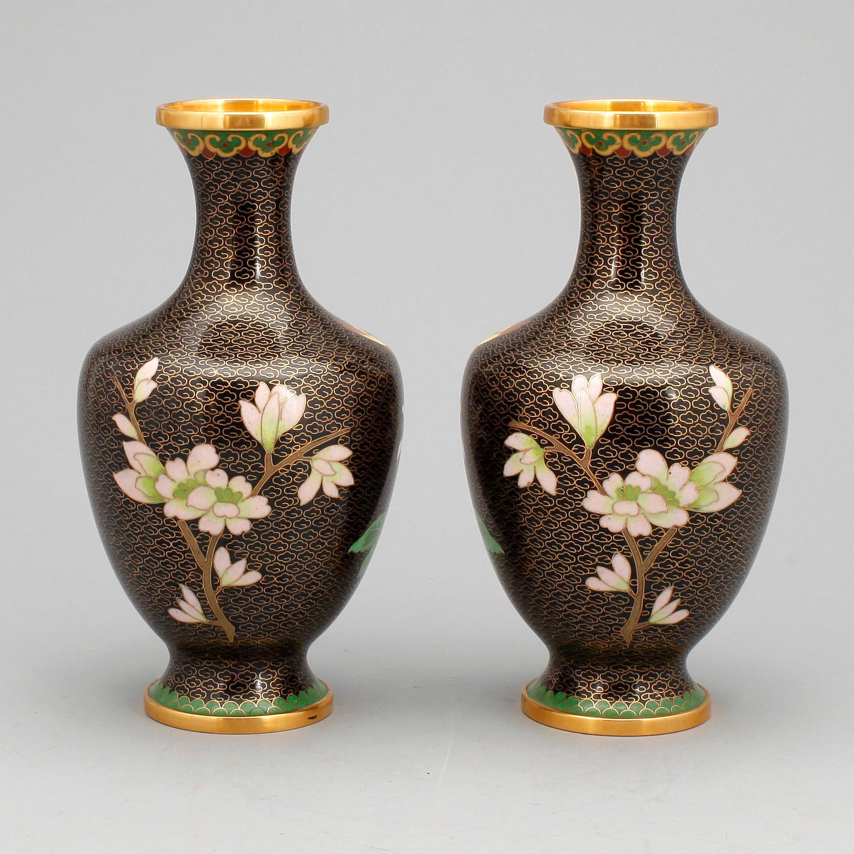 VASER, ett par, cloisonne, Kina 1900-tal.