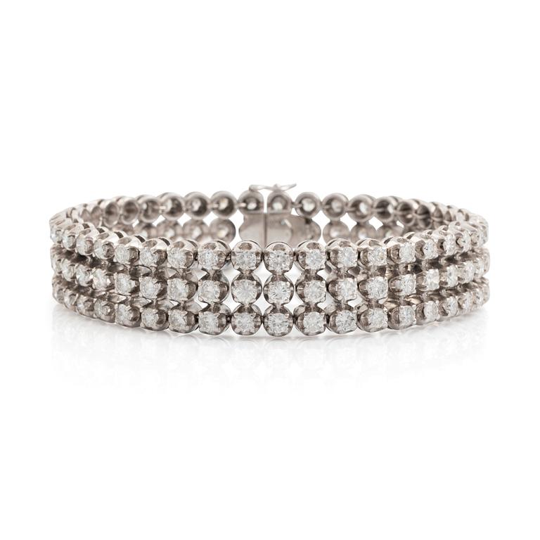 An 18K white gold bracelet set with round brillant-cut diamonds.