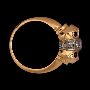 RING, 18K guld med 5 åttkantslipade diamanter samt 6 små blå safirer. Vikt ca 7,3 g.