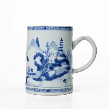 Mugg samt ytterfoder, porslin. Kina, Qingdynastin.