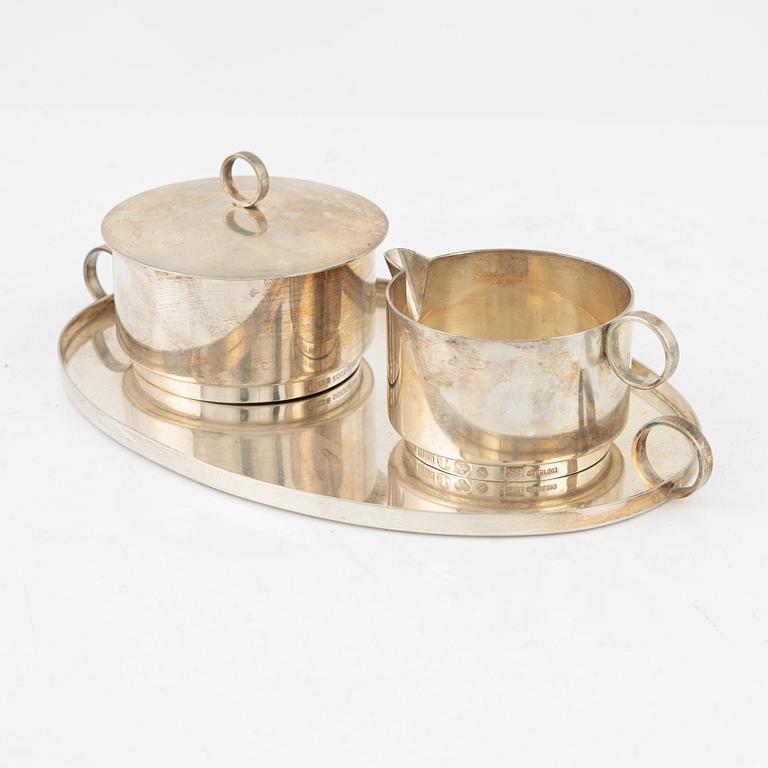 Sockerskål, gräddkanna samt bricka, Guld & Silversmedjan, Stockholm, 1967-69.