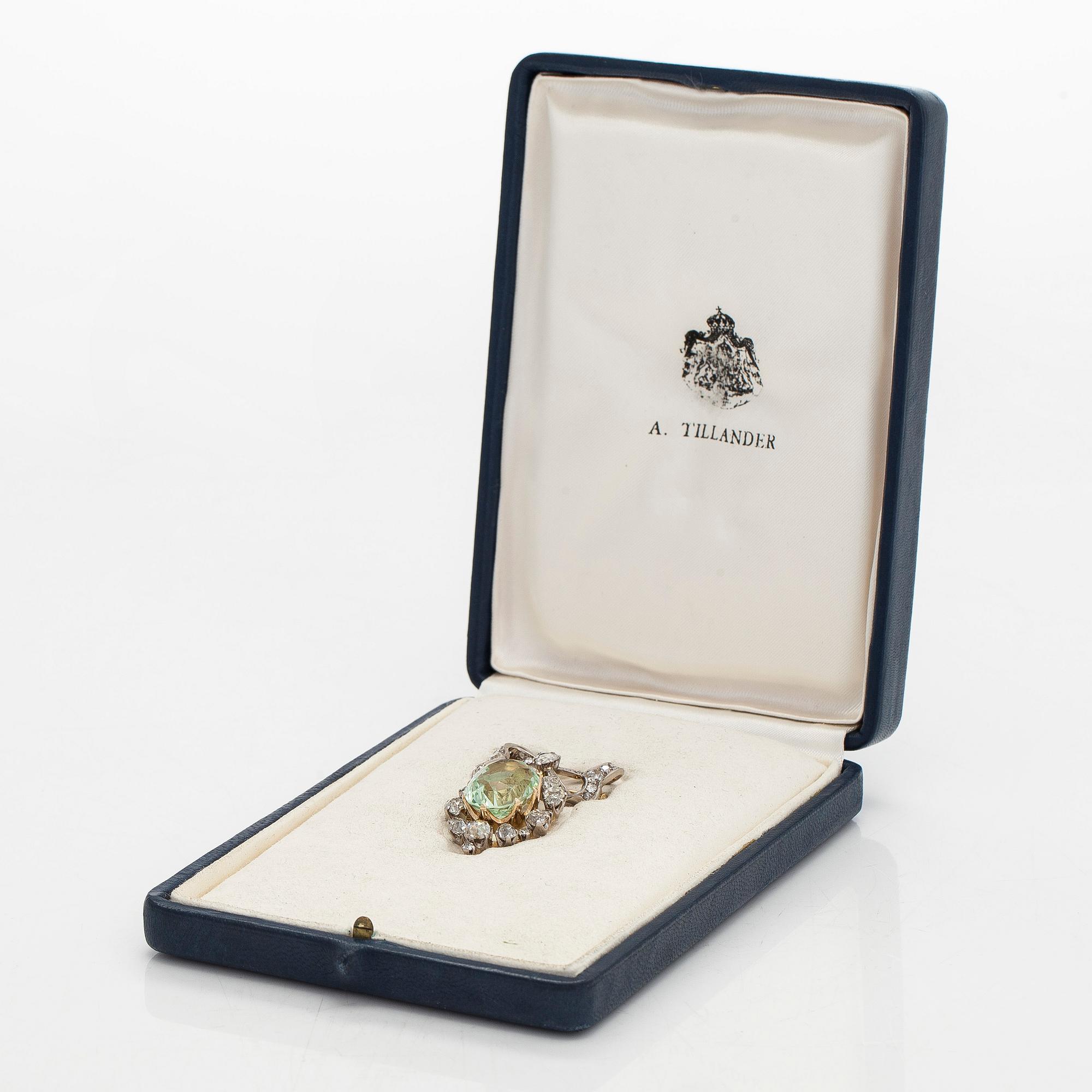 A. Tillander, a brooch/pendant in 18K gold, with an oval light green beryl, rose- and old-cut diamonds, Helsinki, 1968.