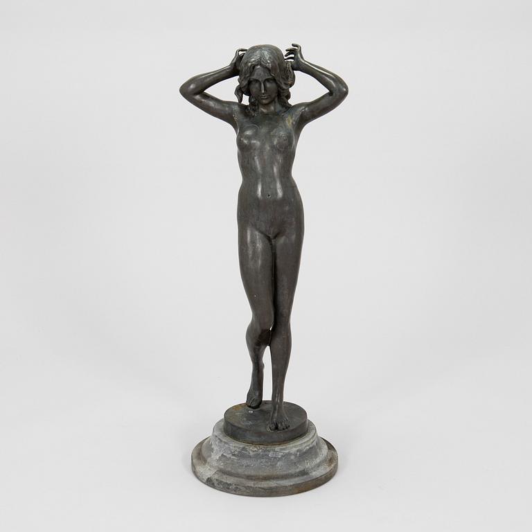 Pitta Luga, jälkeen, Seisova nainen.