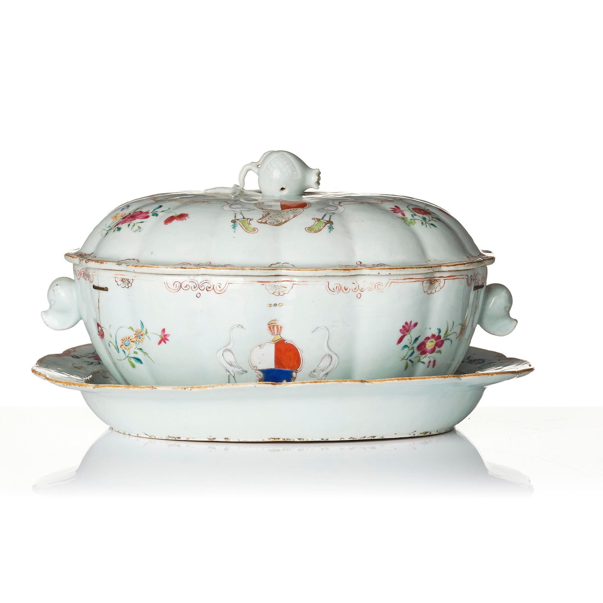Terrin med lock och fat, vapenporslin. Qingdynastin, Qianlong (1736-95).