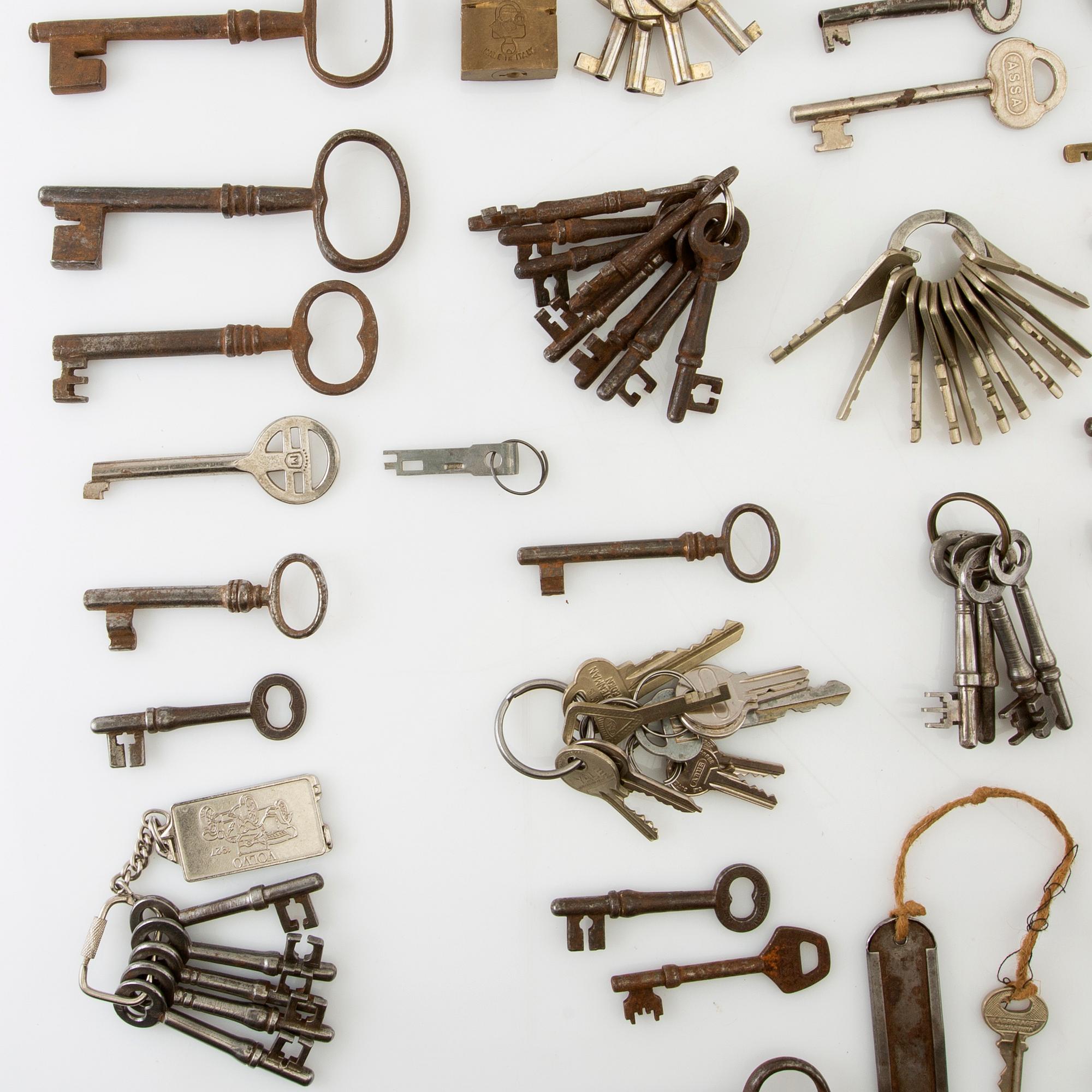 Fittings, handles, hinges, keys, etc. 19th/20th century.