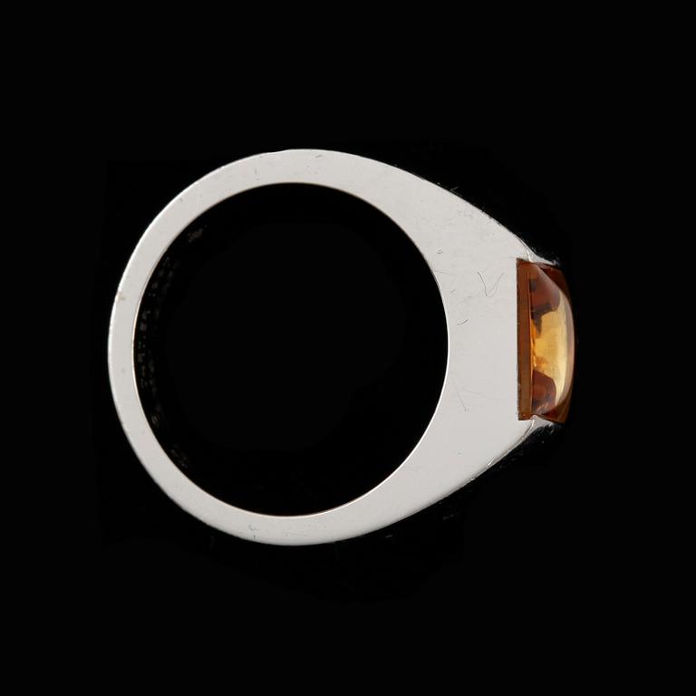 RING, 18k vitguld med prinsesslipad citrin, "Citrine tank ring", Cartier. Vikt ca 13,5 gram.